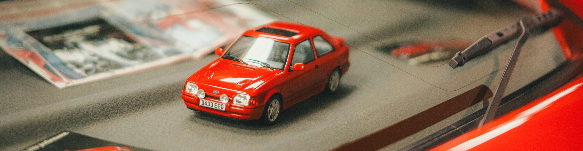 Rotes Modellfahrzeug auf Frontablage 
