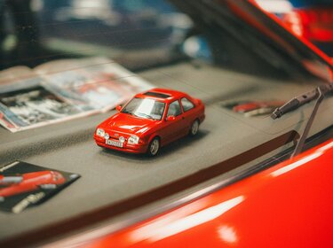 Automatisierte Fahrzeuge: Entwicklung und Prüfung müssen getrennt bleiben Rotes Modellfahrzeug auf Frontablage