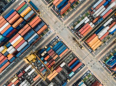 So werden Lieferketten nachvollziehbar Blick von oben auf einen großen Hafen mit bunten Containern