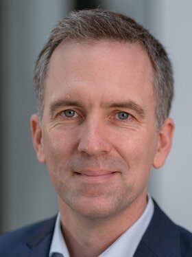 Fabian Grosse, Unterabteilungsleiter I a Grundsatzfragen der Fachkräftesicherung, Aus- und Weiterbildung, Arbeitskultur Bundesministerium für Arbeit und Soziales, ist zu Gast beim TÜV MeetUp Future Skills