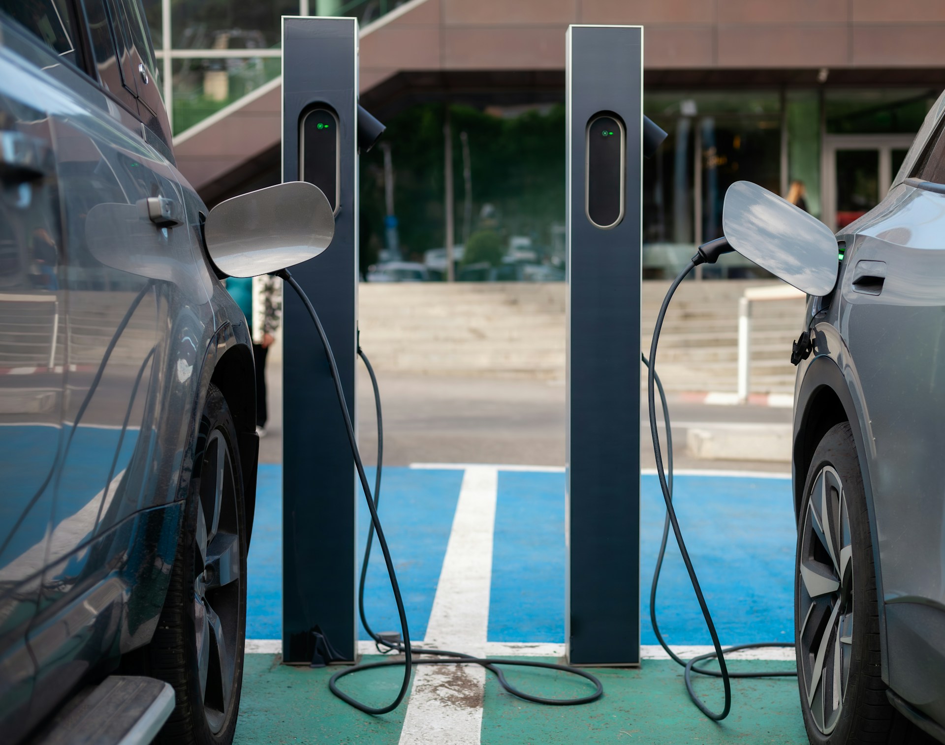 E-Auto öffentlich laden: Worauf es bei Anbieter und Ladepreisen ankommt