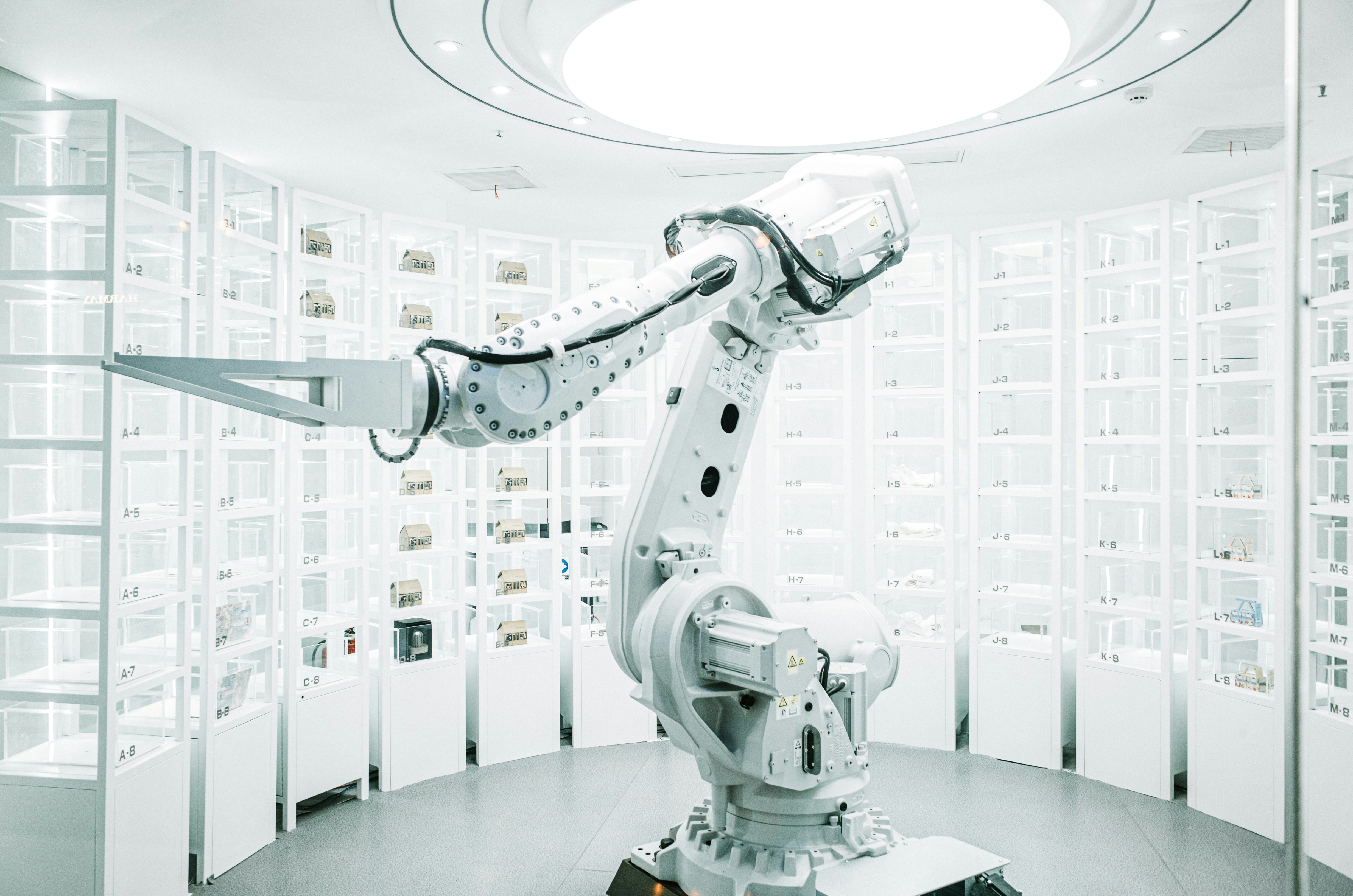 Roboterarm in einem weißen Labor