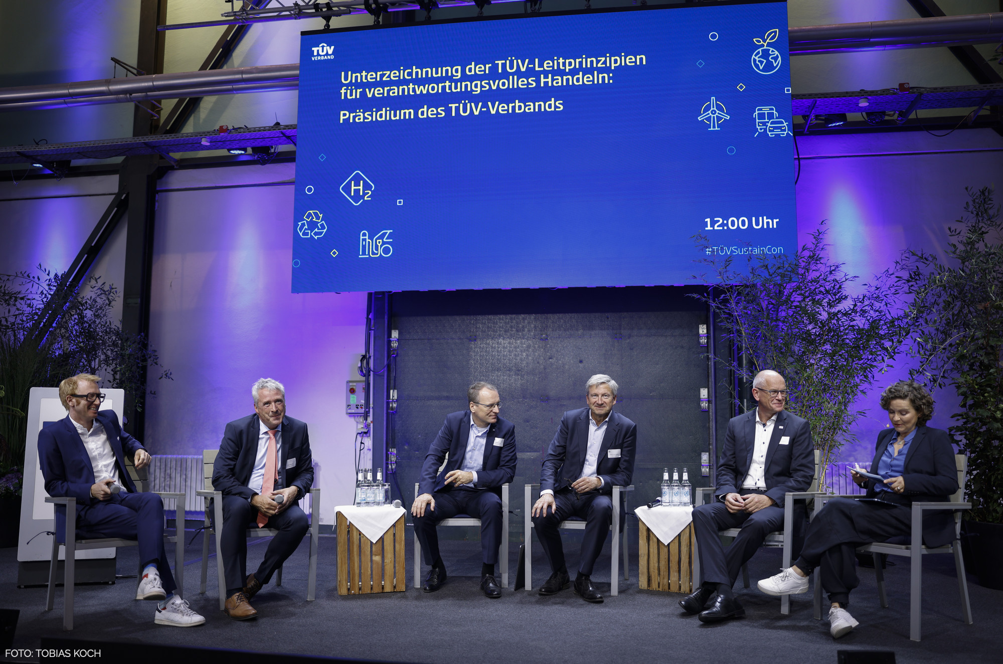 Die anwesenden Mitglieder des Präsidiums des TÜV-Verbands nach Unterzeichnung der Leitprinzipien © Tobias Koch
