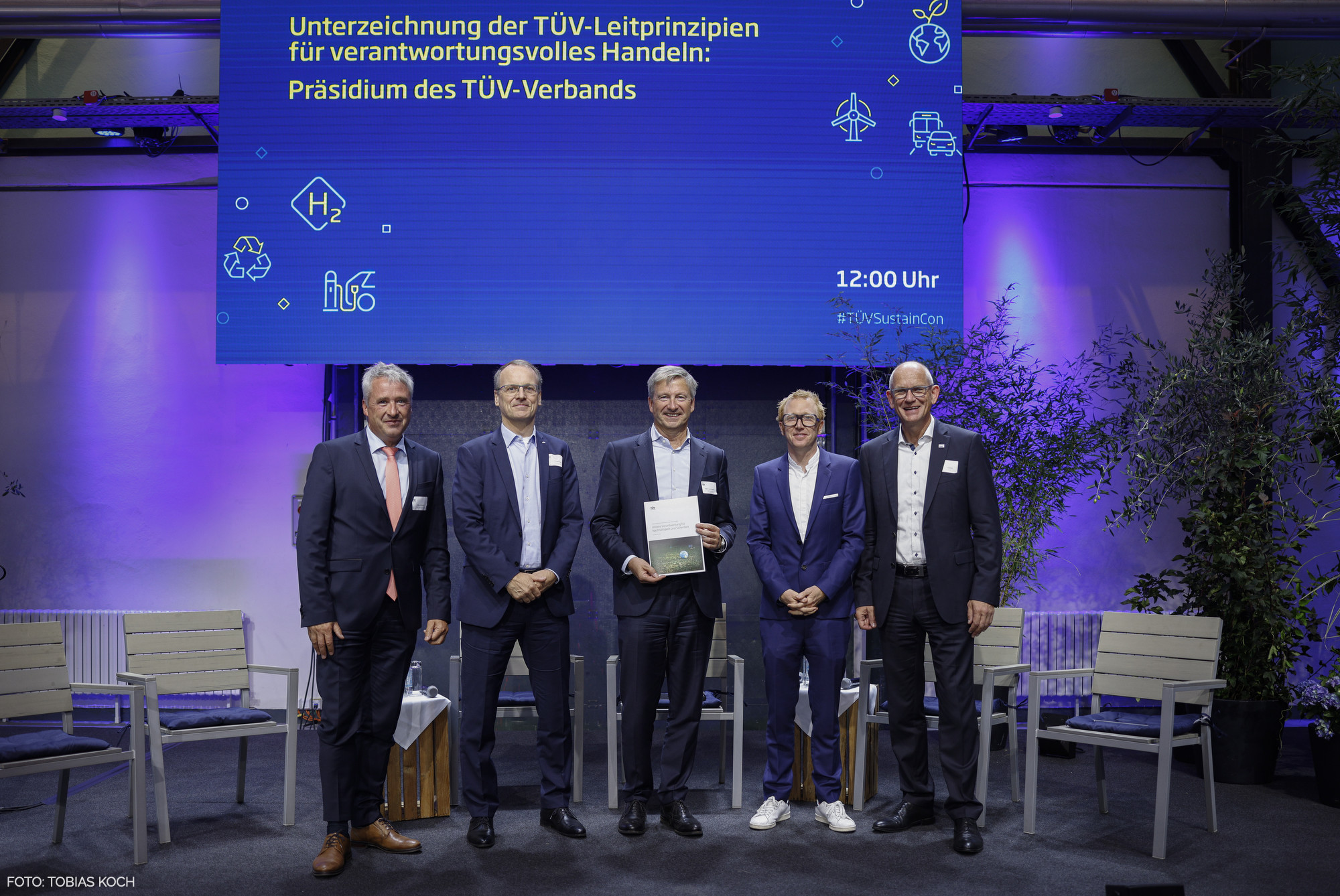 Die anwesenden Mitglieder des Präsidiums des TÜV-Verbands nach Unterzeichnung der Leitprinzipien © Tobias Koch